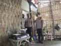 Dari Tirai Bambu, Bhabinkamtibmas Polresta Mojokerto Bedah rumah Mbah Siti Badriah 