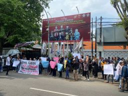 Mendukung Dan Mengapresiasi Penyelenggara Pemilu 2024, Aksi Damai Didepan Kantor KPU Jawa Timur