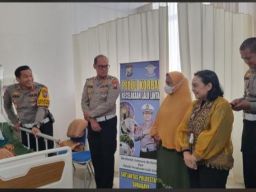 Satlantas Polrestabes Surabaya Memberikan Taliasih Kepada Korban Laka Lantas