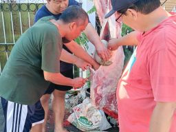 Keluarga Besar MUSHOLLA AL-FATH Sembelih Hewan Qurban 1 Ekor Sapi Dan 4 Ekor Kambing