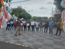 LSM MAPEKKAT Demo Walikota Surabaya, Terkait Pemotongan Gaji OS (Outsorcing)
