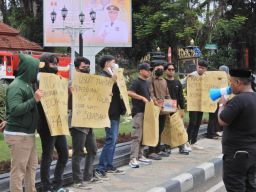 Warunk WOW KWB Malang di demo puluhan mahasiswa.