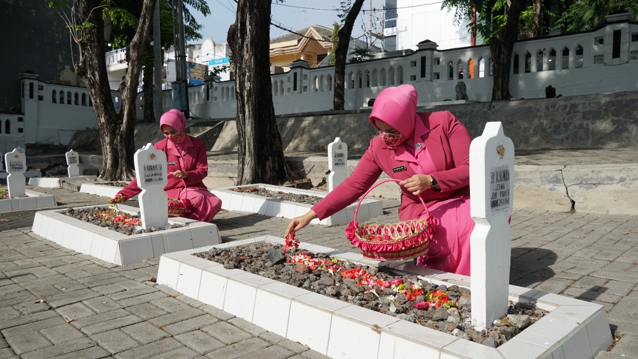 HKGB Ke - 69, Bhayangkari Cabang Gresik Lakukan Ziarah di Taman Makam Pahlawan