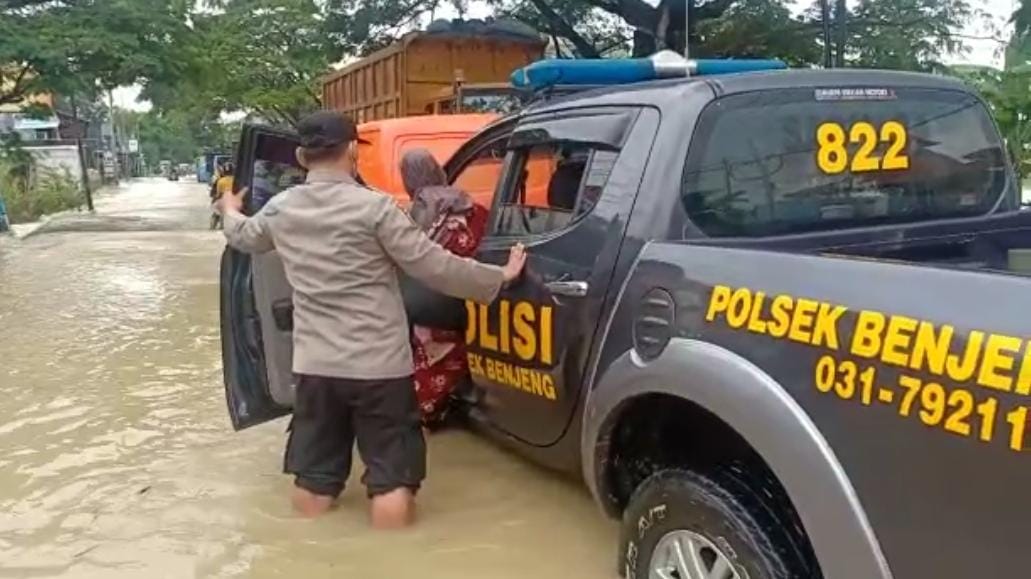 Gerak Cepat Polisi Bantu Warga Korban Banjir