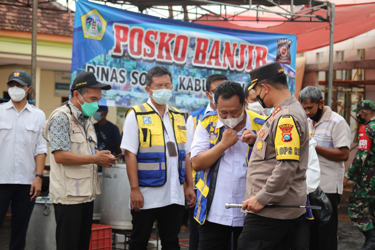 Tinjau Tanggul Jebol di Desa Cermen, Kapolres Gresik Bantu Sembako