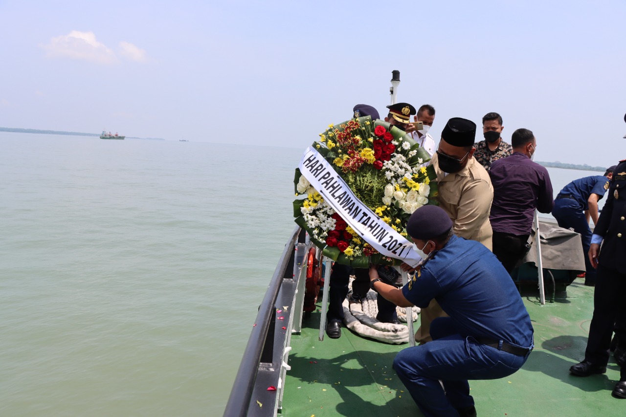 Hari Pahlawan, Forkopimda Beserta Kapolres Gresik Tabur Bunga Di laut