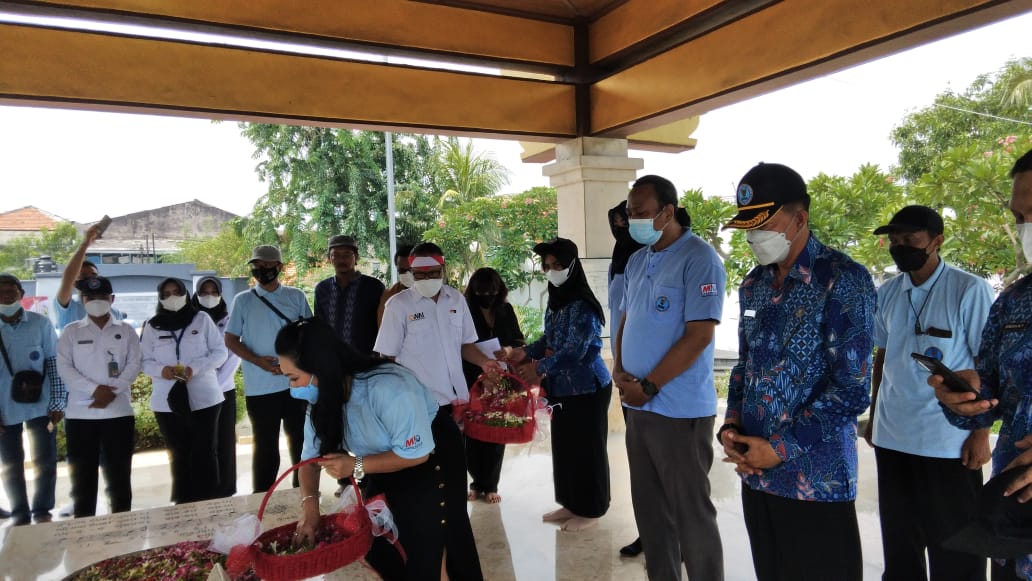 Hari Pahlawan, BNNK Surabaya Dan MIO Surabaya Tabur Bunga