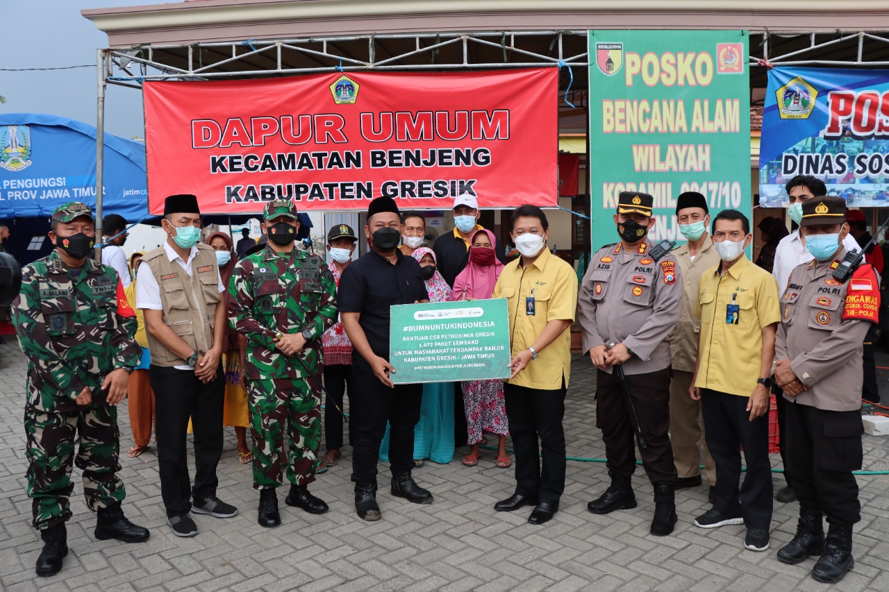 Peringati Hari Pahlawan, Kapolres Gresik Bersama PT. Petrokimia Bantu Korban Banjir Kali Lamong