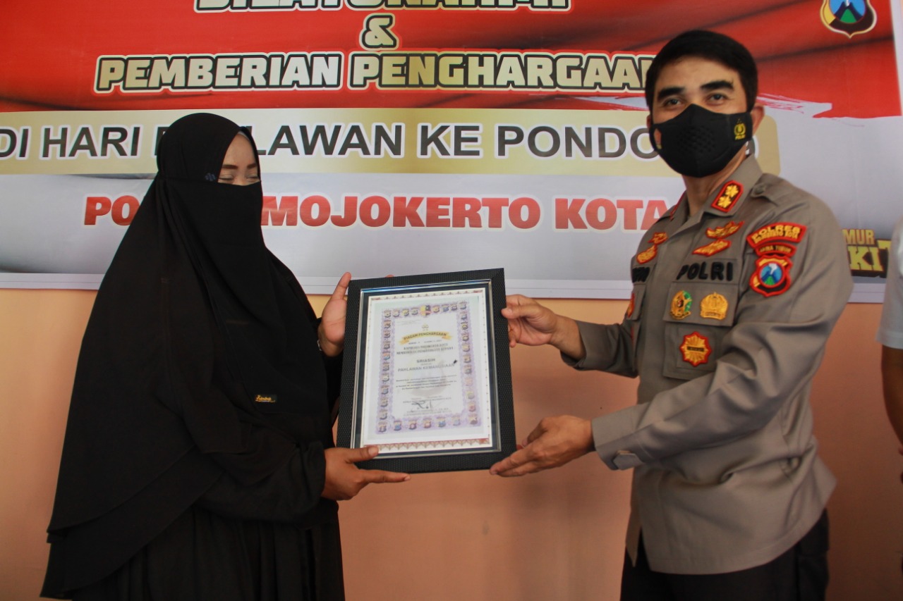 Tinjau Vaksinasi ODGJ, Kapolresta Mojokerto Beri Penghargaan Pengasuh Pondok 99