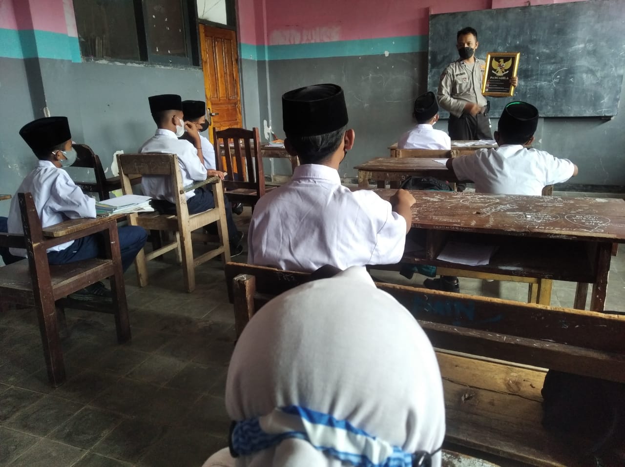 Cegah Paham Radikalisme Sejak Dini, Polisi Ini Turut Mengajar di Ponpes Bondowoso