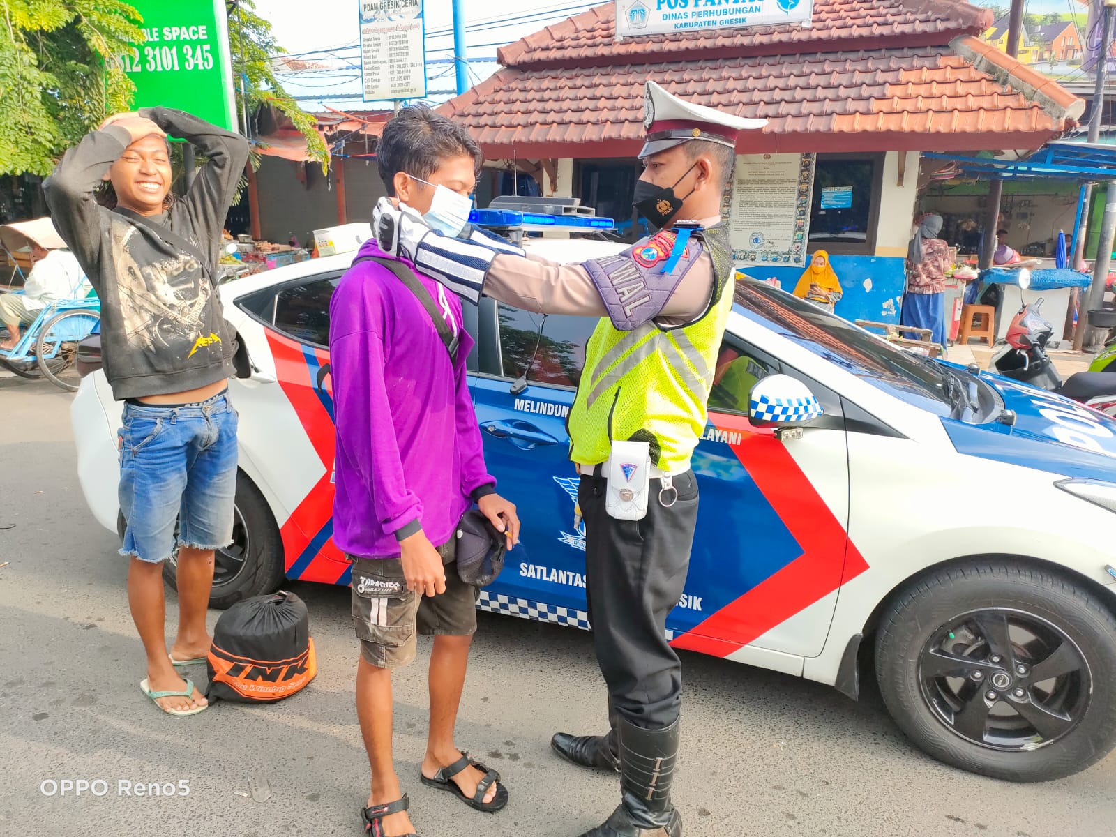 Ops Zebra Semeru 2021,Personil Gabungan Polres Gresik Bagikan Masker