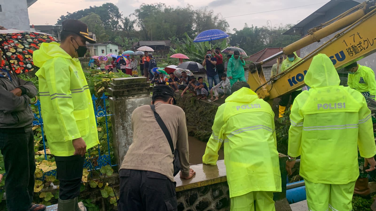 Tanggap Bencana, Polres Batu Bersihkan Sampah Penyebab Meluapnya Sungai Ledok