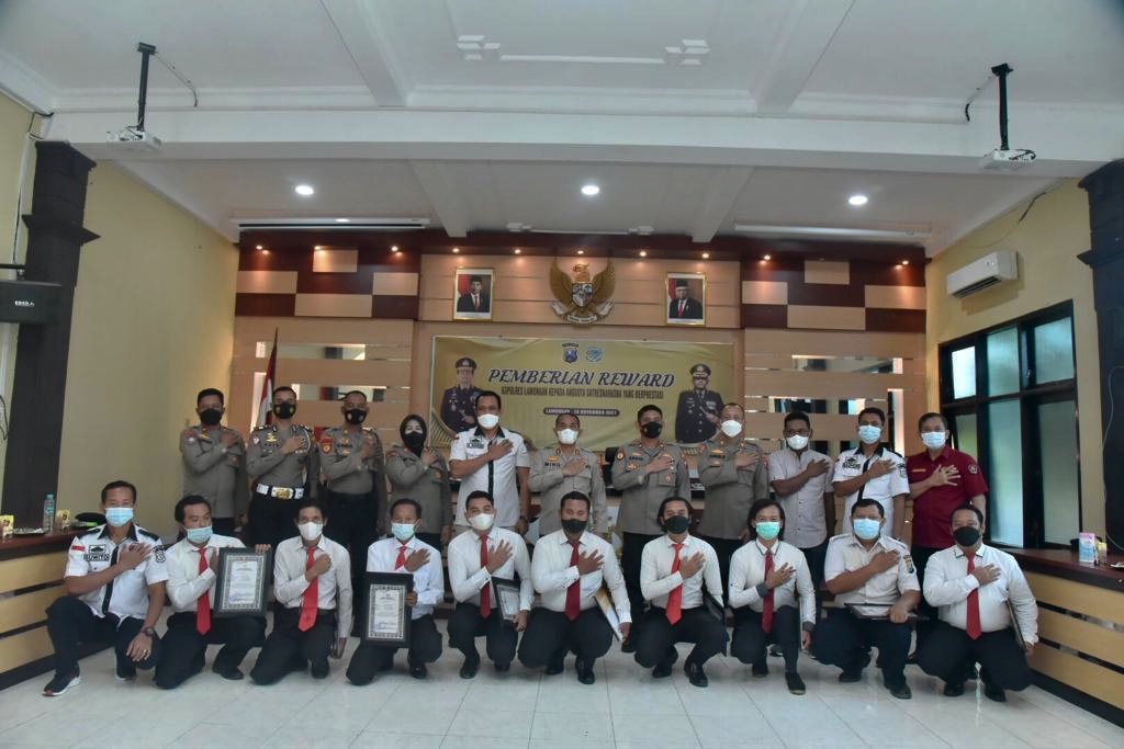 Kapolres Lamongan Berikan Reward Kepada Anggota Dan Masyarakat Yang Bantu Tugas Kepolisian