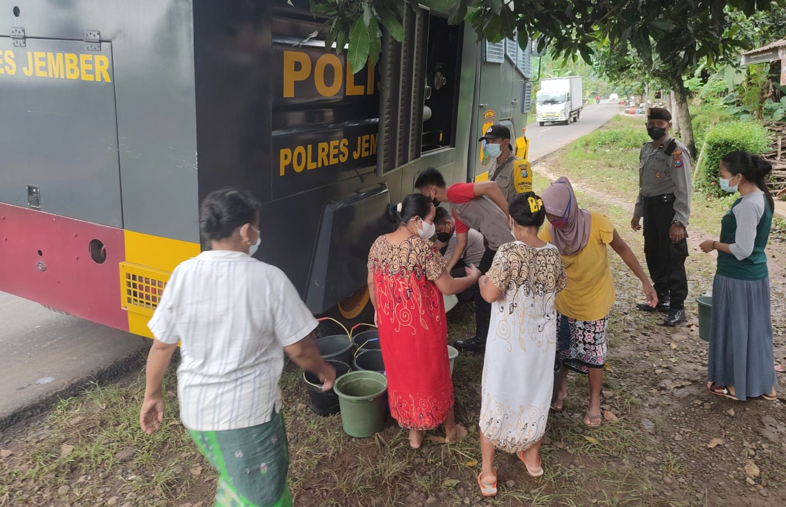 Water Canon Milik Polres Jember Diserbu Warga Terdampak Banjir Semboro