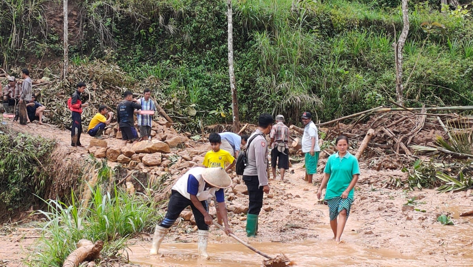 Tanggap Bencana, Kapolsek Slahung Bersama Anggota Bantu Masyarakat Di Lokasi Tanah Longsor