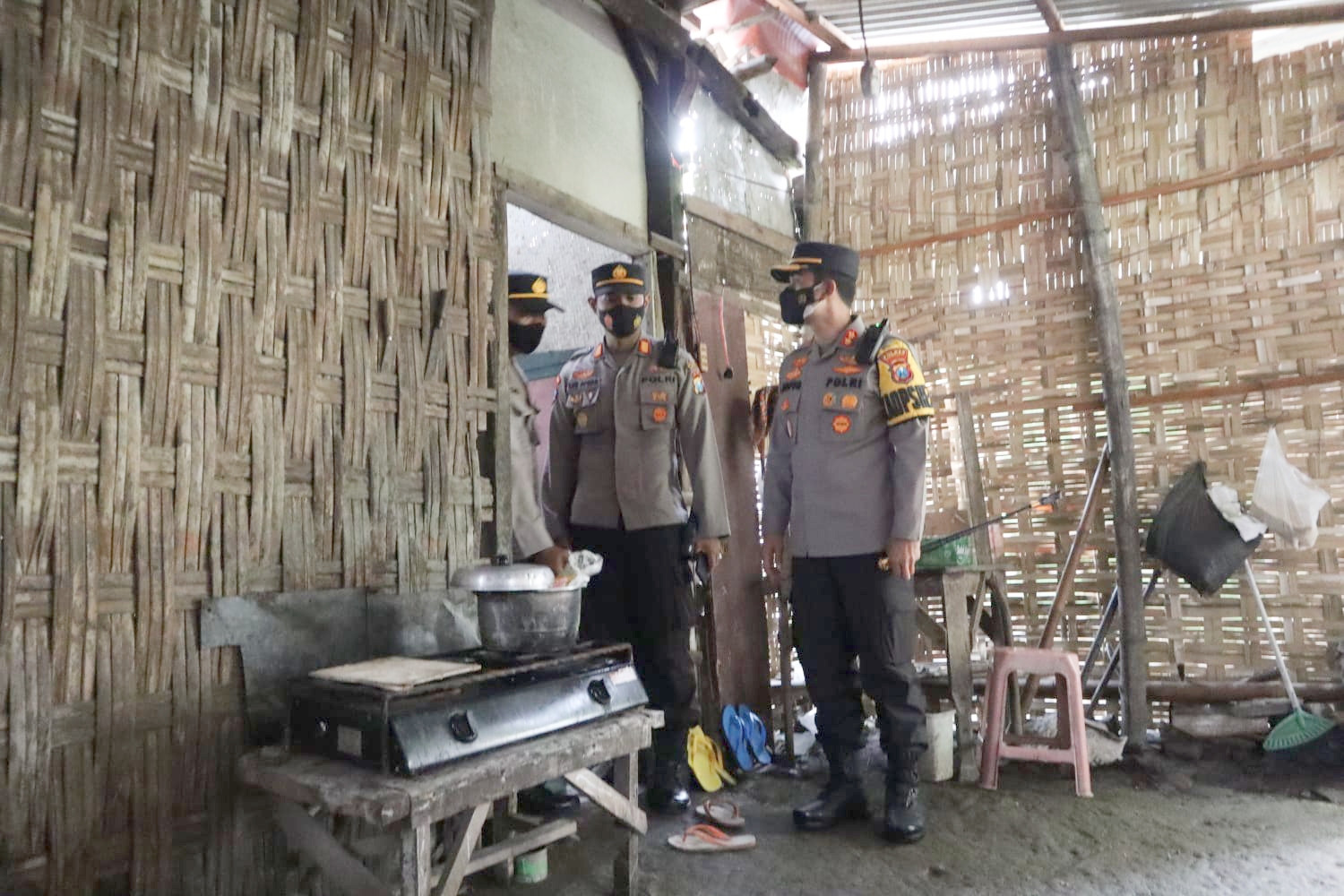 Dari Tirai Bambu, Bhabinkamtibmas Polresta Mojokerto Bedah rumah Mbah Siti Badriah 