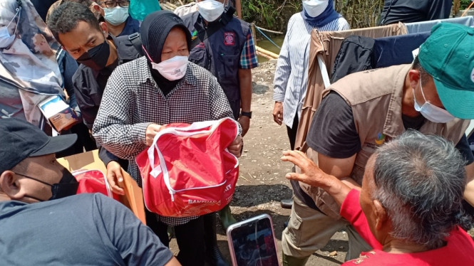 Mensos Risma Kunjungi Korban Banjir Kali Lamong, Begini Reaksinya