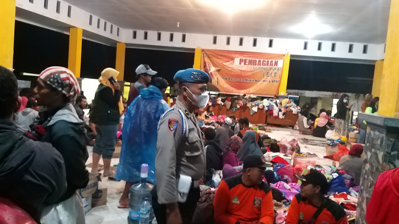 Erupsi Gunung Semeru, Polres Lumajang Kerahkan Personel Dirikan Posko dan Dapur Umum Bantu pengungsian
