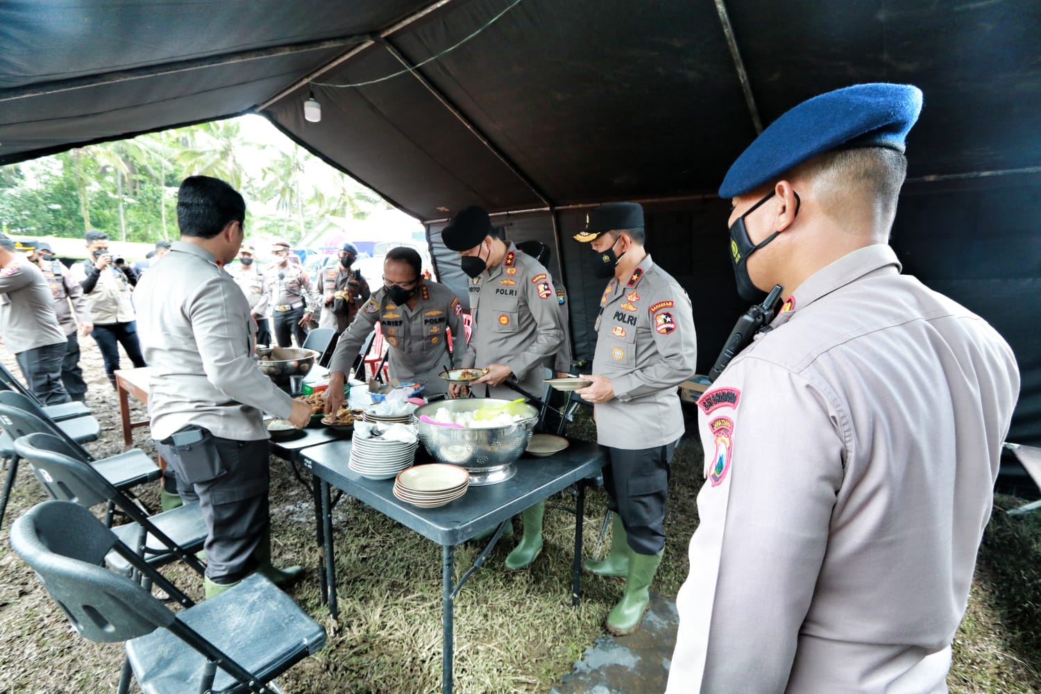 Kabaharkam Polri Cek Kesiapan Dapur Umum dan Posko Pengungsian Korban Terdampak Erupsi Semeru