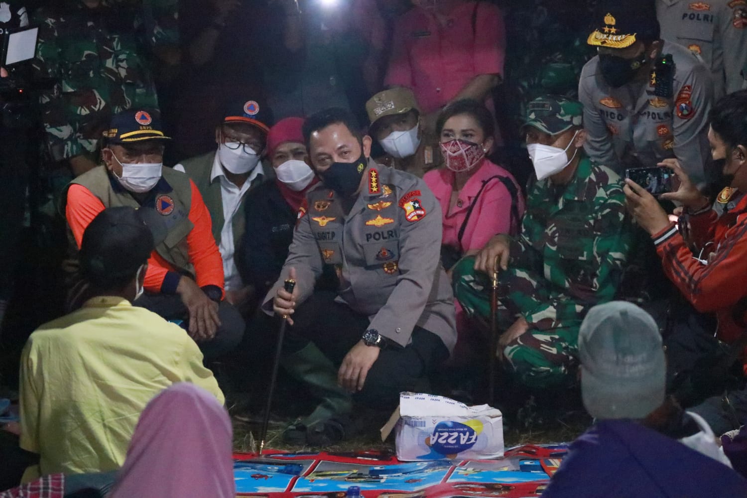 Tinjau Lokasi Pengungsian di Lapangan Sumber Wuluh Lumajang, Kapolri: Kita Lihat Kesiapan Satgas dan Tim DVI