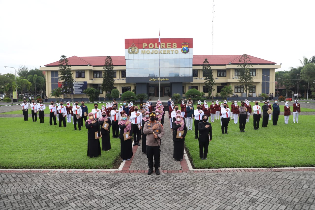 Reward Untuk Anggota Berprestasi dan Relawan Percepatan Vaksinasi Polres Mojokerto