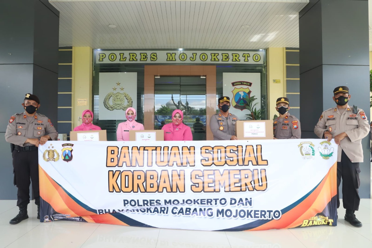 Polres Mojokerto Salurkan Bantuan Sosial Untuk Korban Erupsi Gunung Semeru Di Lumajang