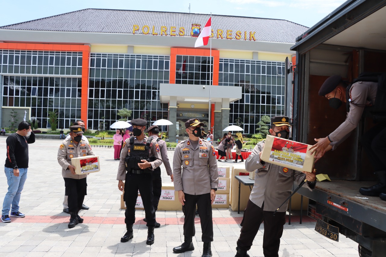 Polres Gresik Kirim Bantuan Kebutuhan Bagi Korban Erupsi Gunung Semeru di Lumajang