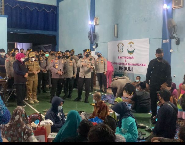 Biro SDM Polda Jatim Beri Dukungan Psikososial dan Pertolongan Pertama Psikologis pada Warga Terdampak Erupsi Gunung Semeru