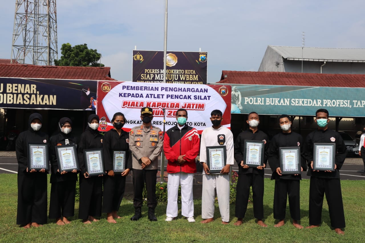 Kapolresta Mojokerto Beri Penghargaan Delapan Atlet Pencak Silat “Piala Kapolda Jatim”