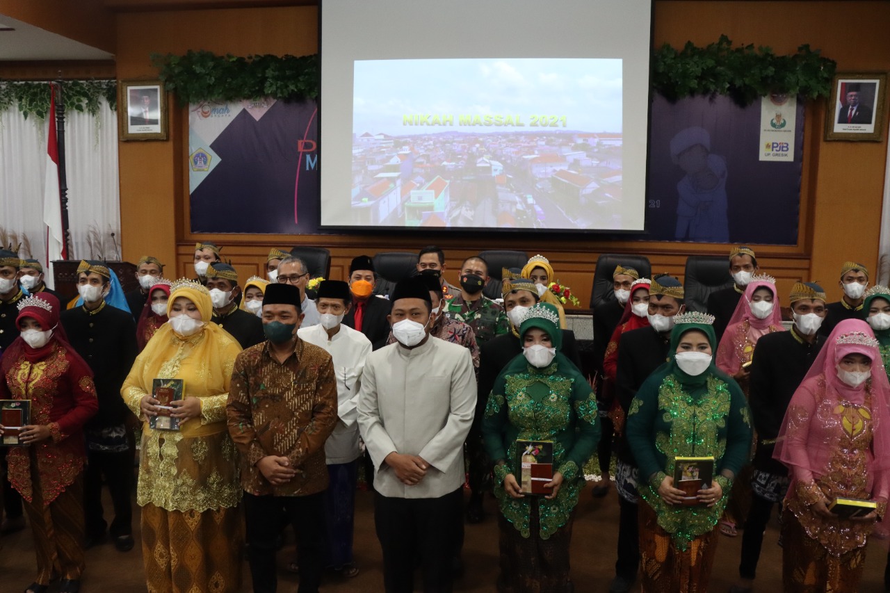 Kapolres Gresik Hadiri DPRD Mantu, Belasan Pasangan Nikah di Gedung DPRD 