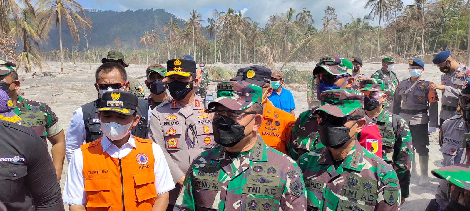 Kapolda Jatim Dampingi Kunjungan KSAD ke Lokasi Bencana Erupsi Semeru
