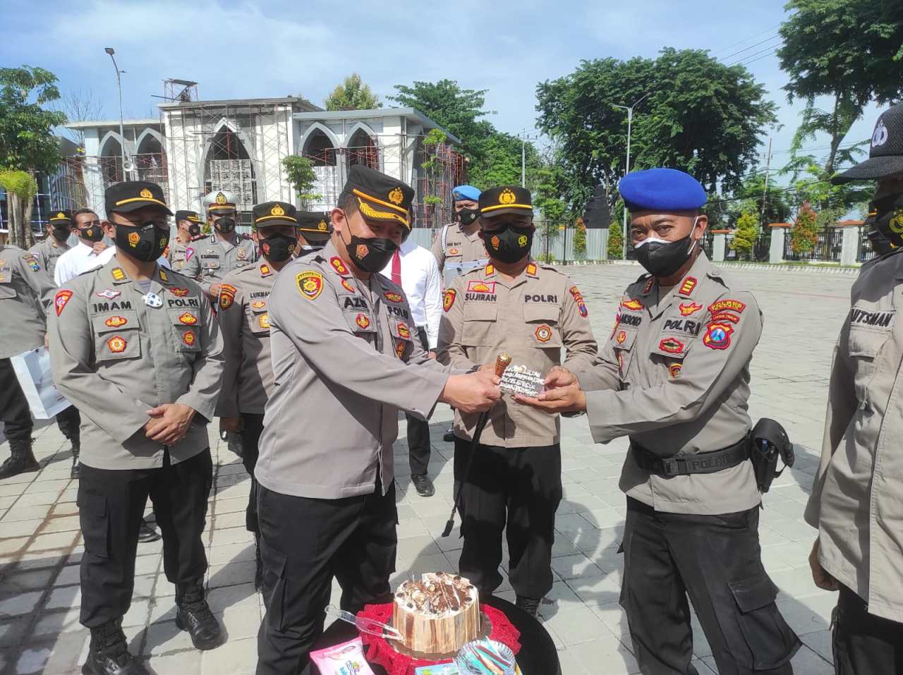 Akhir Tahun, Kapolres Gresik Berikan Surprise Anggota Yang Ber-Ulang Tahun Di Bulan Desember