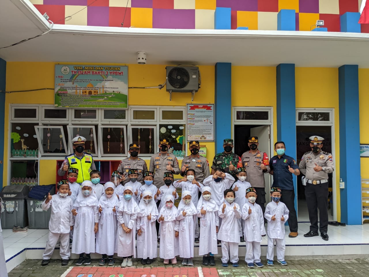 Polres Gresik  Kawal Vaksinasi Merdeka di TK Islam Bhakti 3 YPBWI