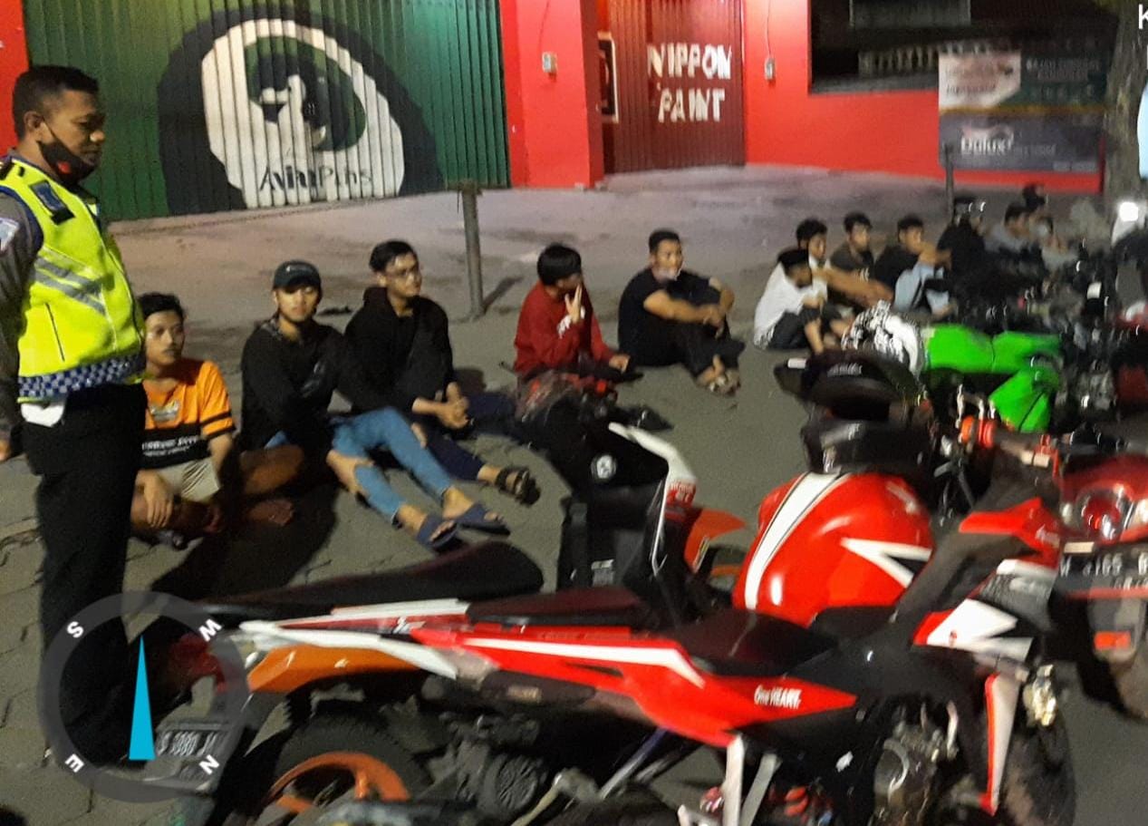 Razia Balap Liar, Belasan Remaja Dorong Motornya ke Mapolres Gresik