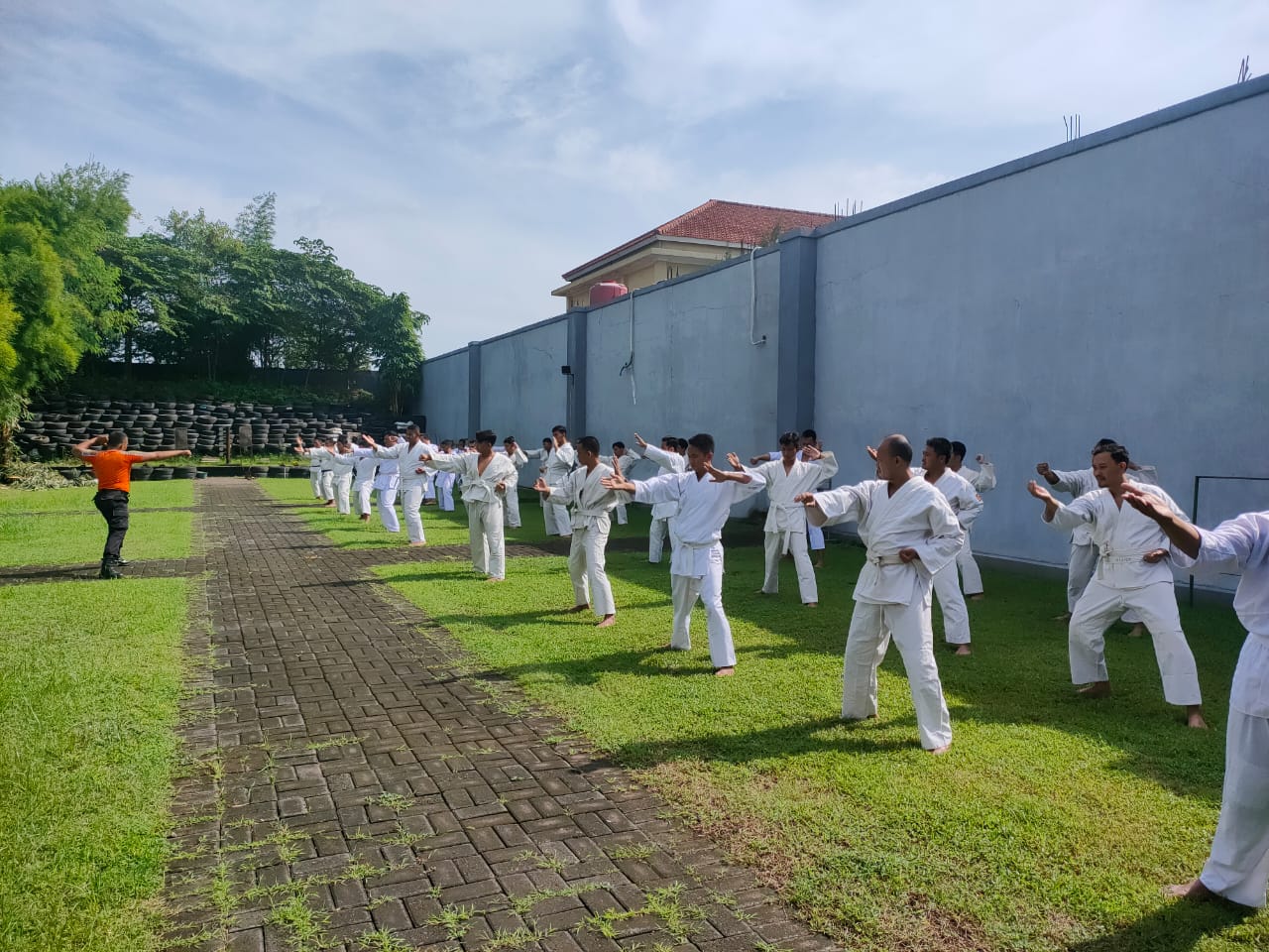 Asah Kemampuan, Personel Polres Mojokerto Lakukan Latihan Beladiri Polri