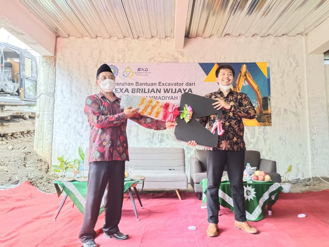 Bantuan Excavator Dari PT BRILIAN WIJAYA Sebuah Terobosan Baru Untuk Dunia Pendidikan