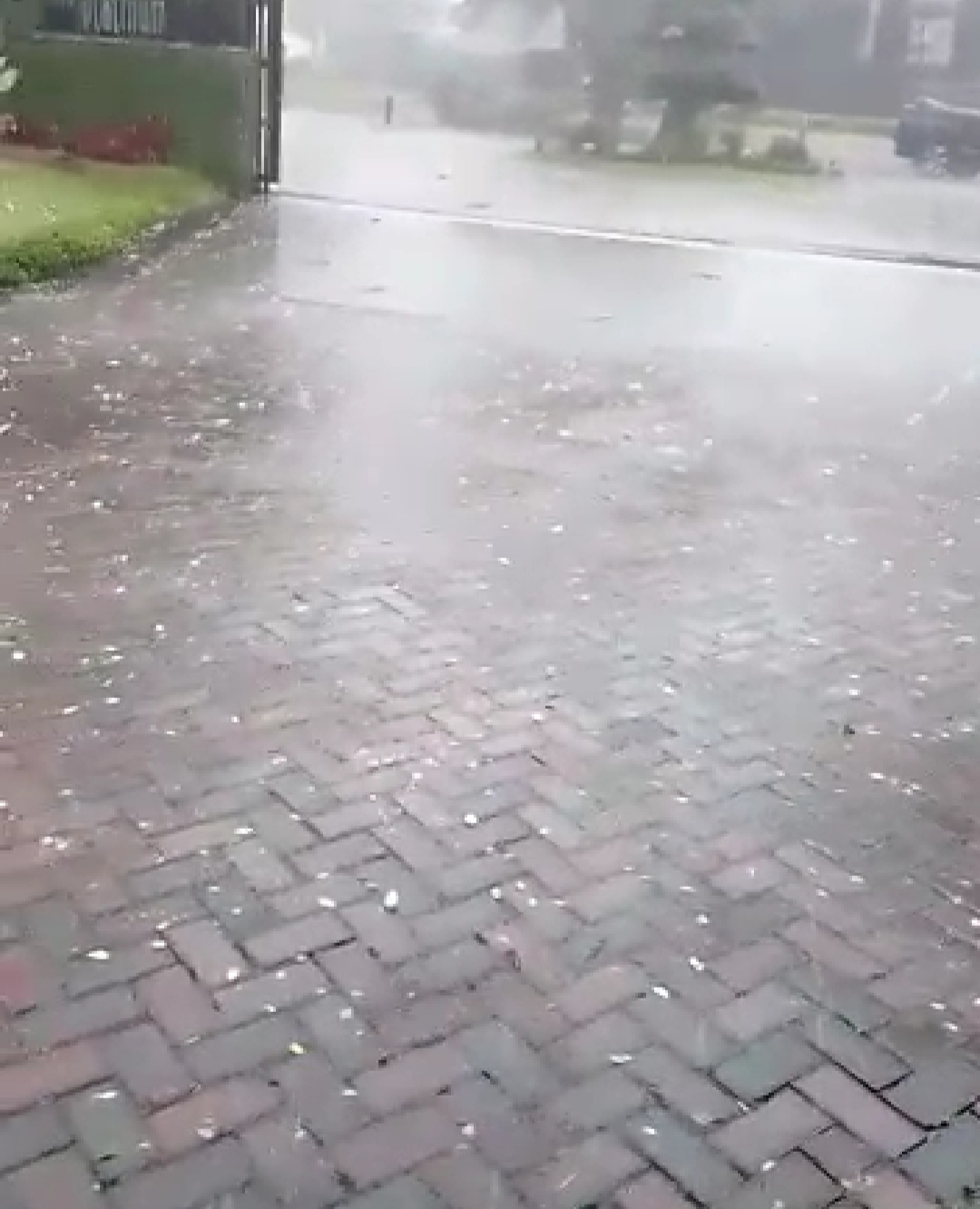 Hujan Es Mengguyur Surabaya Barat