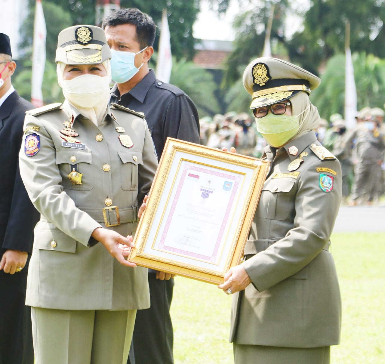 Gubernur Khofifah Raih Penghargaan Karya Bhakti Satpol PP dari Mendagri