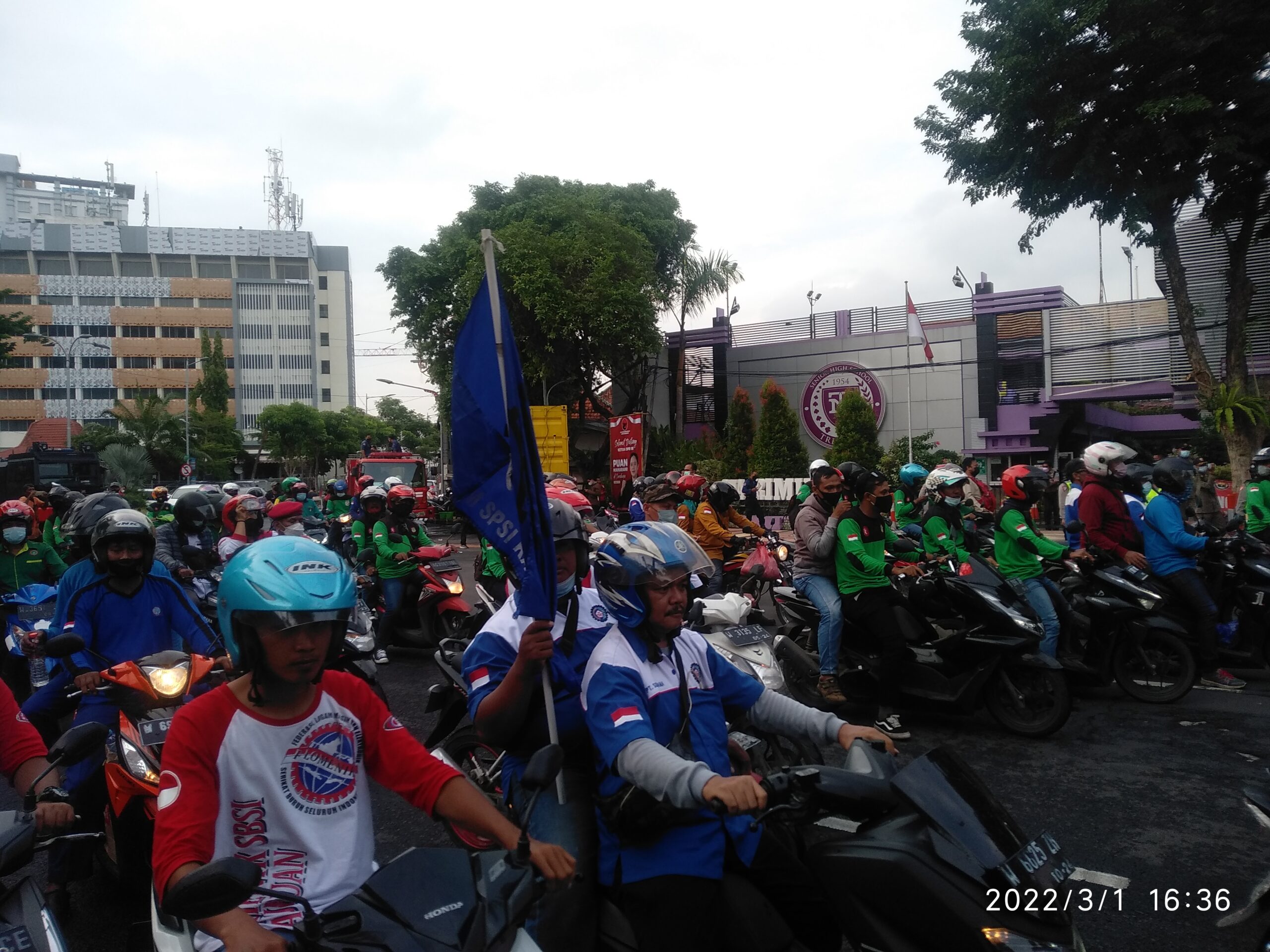 Ribuan Massa Aksi Buruh Gruduk Grahadi