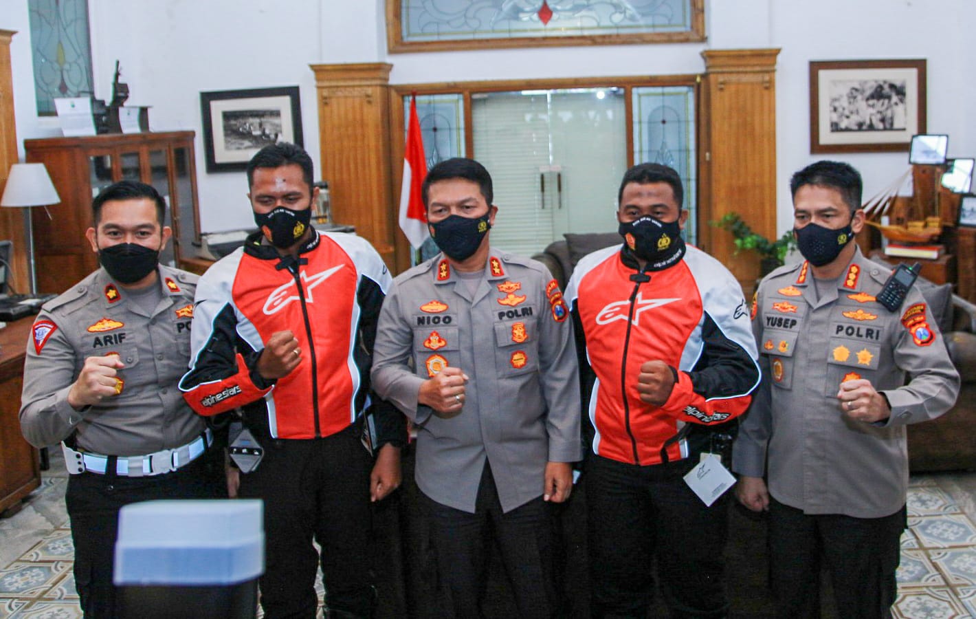 Kapolda Jatim, IRJEN POL NICO AFINTA Berikan Penghargaan Kepada Anggota Sat Lantas Yang Kertas Tilangnya Disobek-Sobek Pelanggar