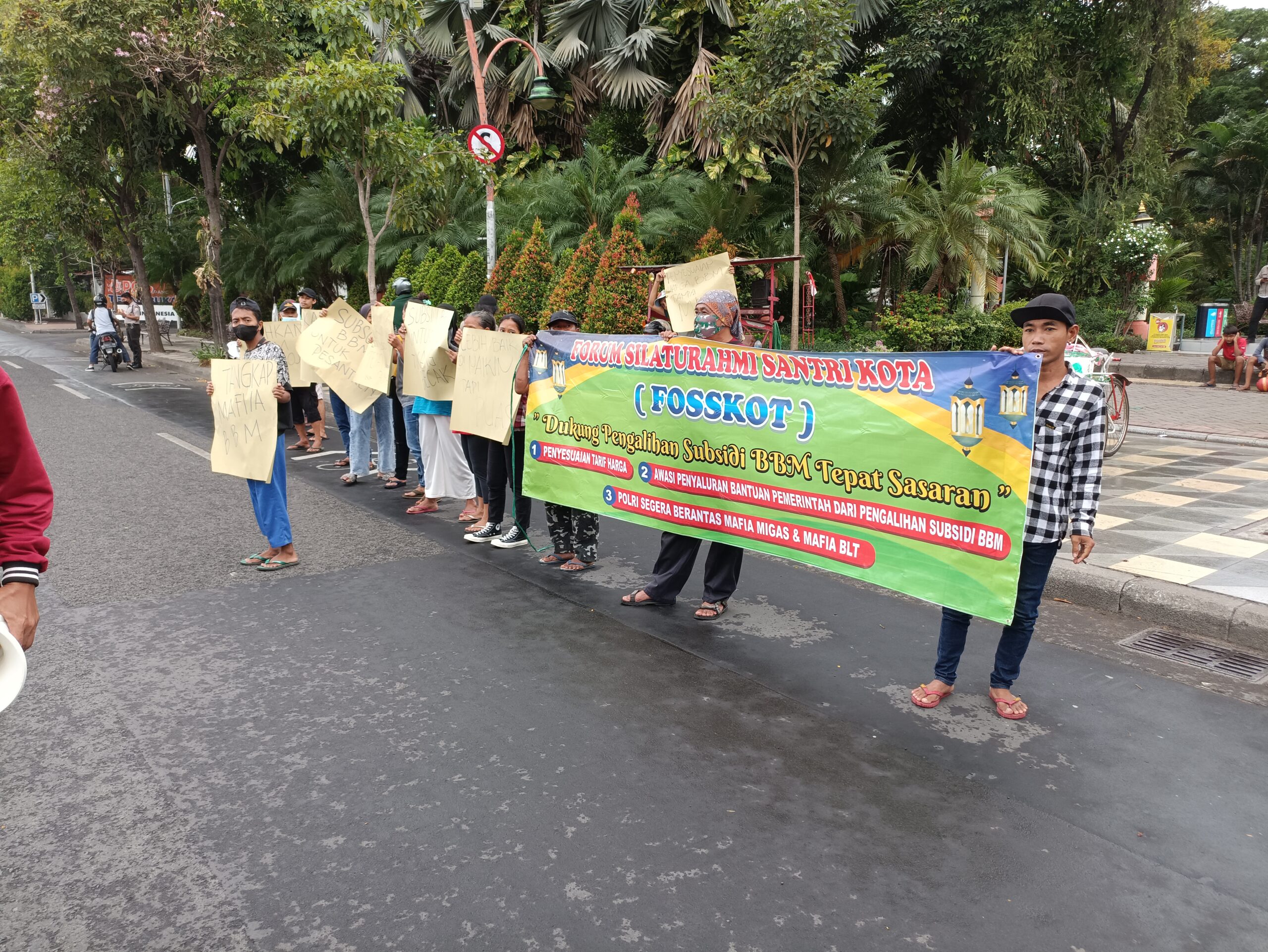 FOSSKOT Bersama Lapisan Masyarakat Lemah Mendukung Pencabutan Subsidi BBM.