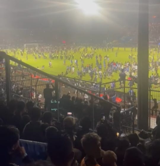 Picth Invarder Api Kericuhan Stadion Kanjuruhan Malang