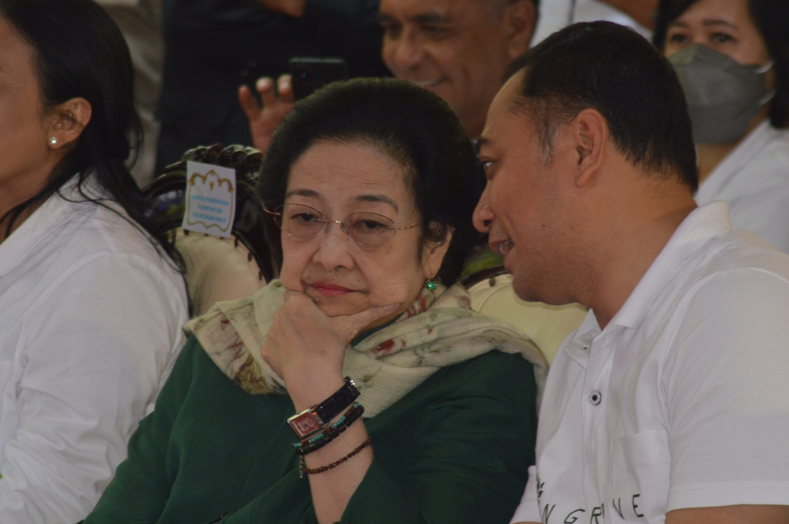 Abaikan Intruksi Gubernur Jawa Timur, Walikota Surabaya "Koperasi Boleh Jual Seragam"