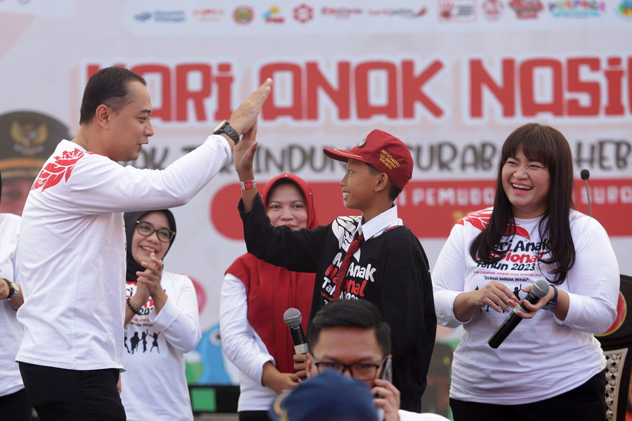 bagikan Sepeda Di Hari Anak, Walikota Surabaya: Anak-Anak Harus Berani!