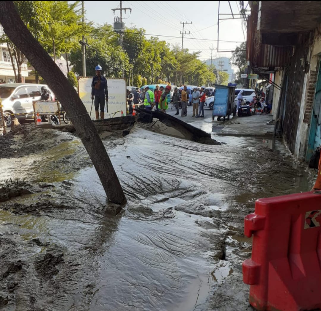 Dampak Proyek Pemasangan Pipa, Muncul Luapan Lumpur Jebolkan Jalan Beraspal