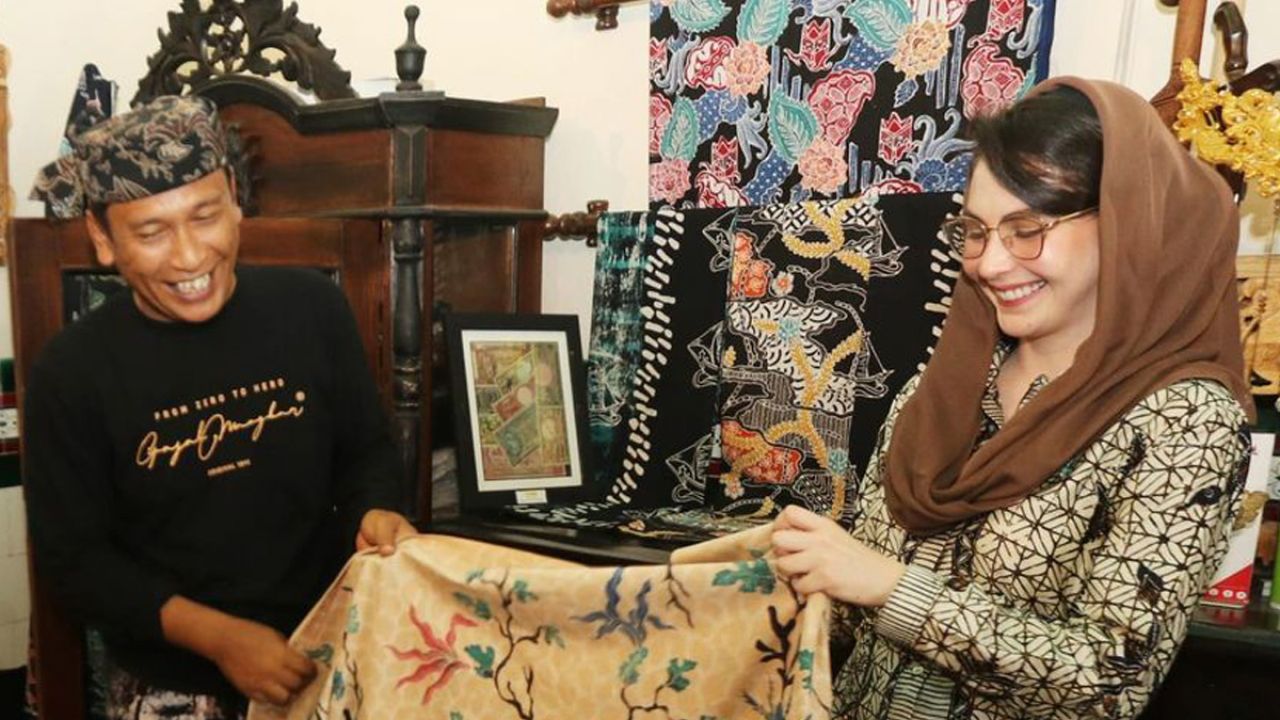 Arumi Bachsin Kunjungi Sentra Tenun Gresik untuk Mendokumentasi Wastra Jatim
