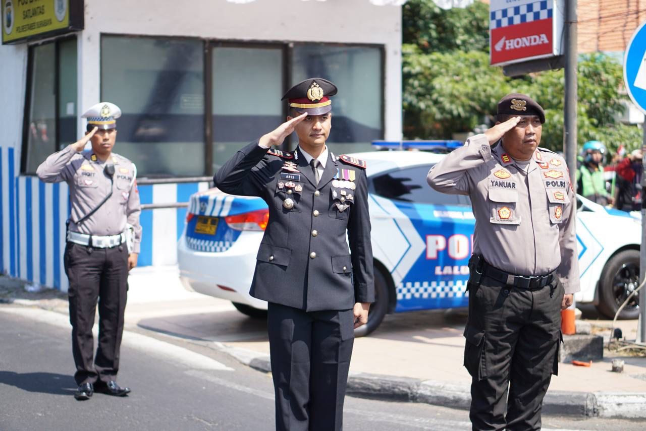 WakaSatlantas Polrestabes Surabaya Gelar Upacara Bendera Ditengah Jalan