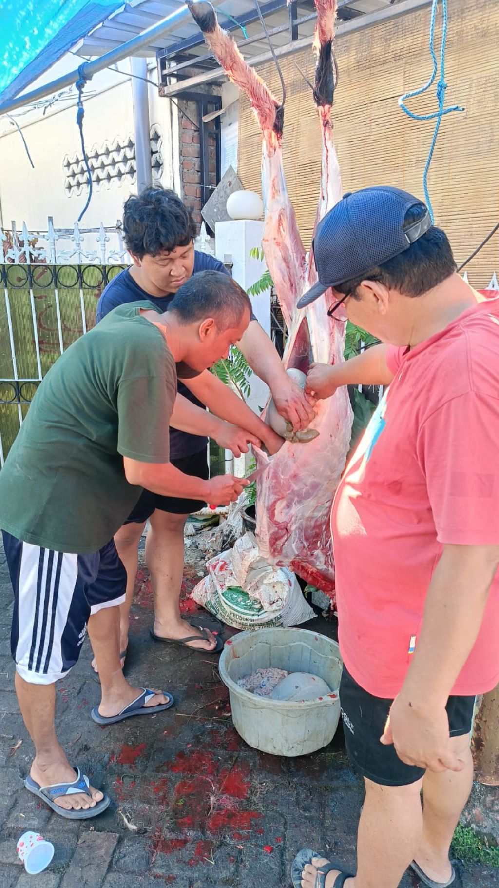 Keluarga Besar MUSHOLLA AL-FATH Sembelih Hewan Qurban 1 Ekor Sapi Dan 4 Ekor Kambing