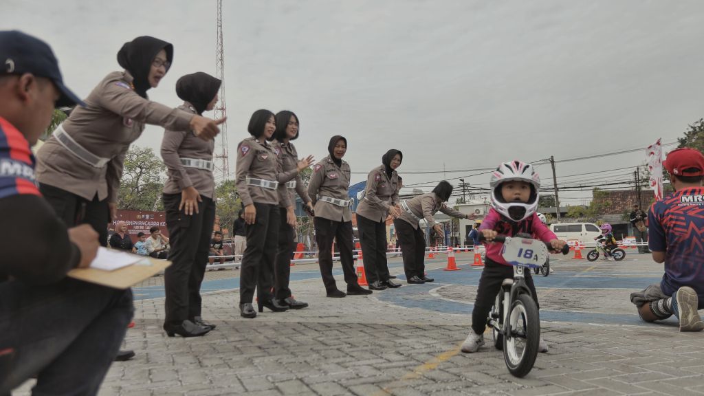 Peringati Hari Bhayangkara, Satlantas Polrestabes Surabaya Gelar Pushbike Race