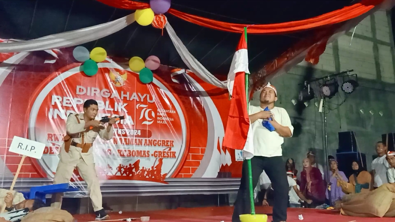 Momen adegan pengerobekan bendera Belanda menjadi Sang Saka Merah Putih di adegan drama kolosal perjuangan pahlawan yang digelar oleh warga RW 10 Perumahan Taman Anggrek Kedanyang Gresik, Sabtu (31/08).